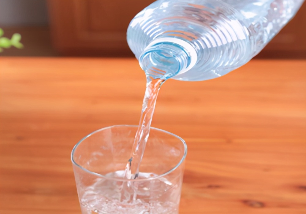 两个月大狗狗呕吐拉稀,两个月的狗狗拉稀呕吐怎么回事啊