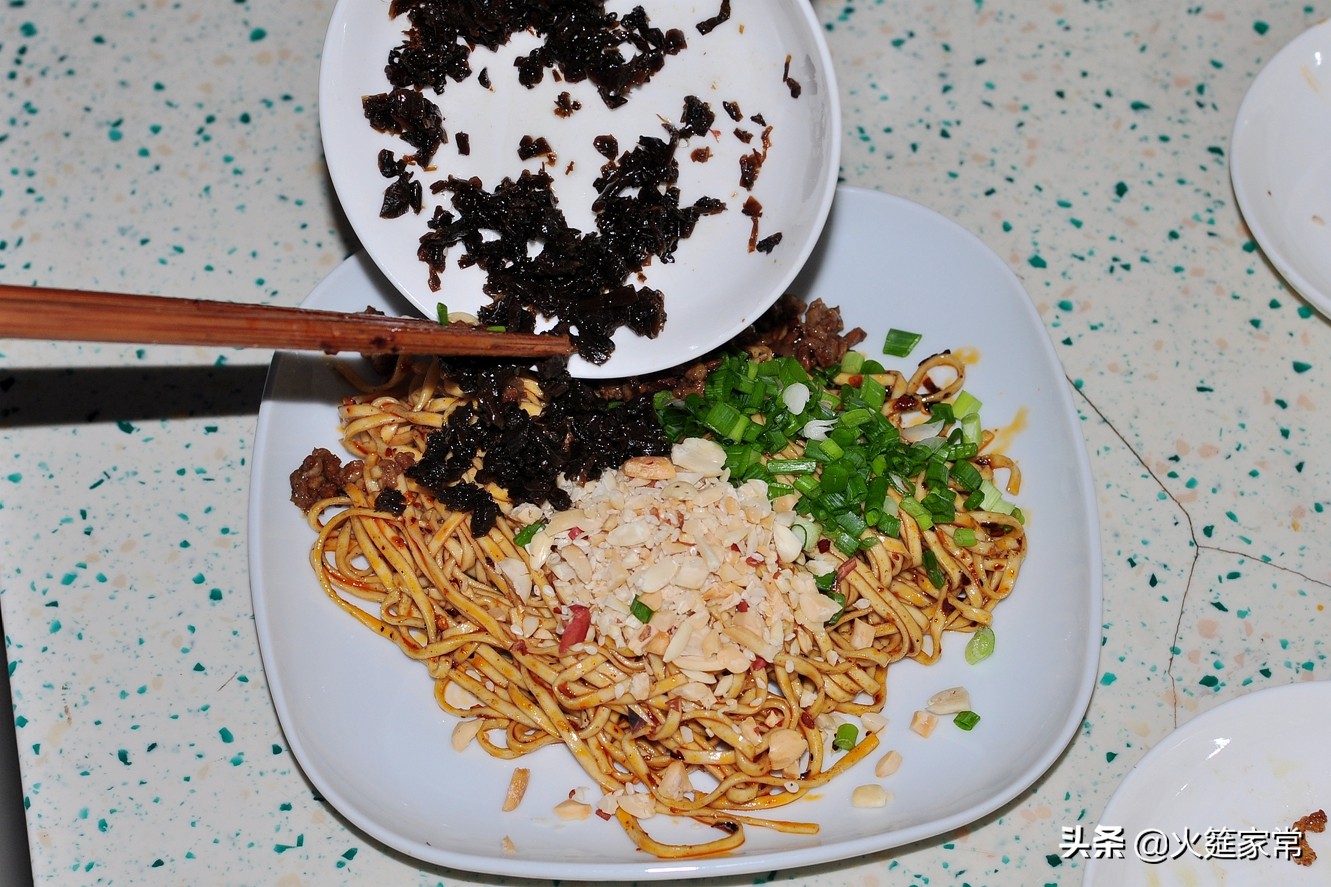 火哥川菜视频香辣型辣椒油,四川小吃宜宾燃面一根面