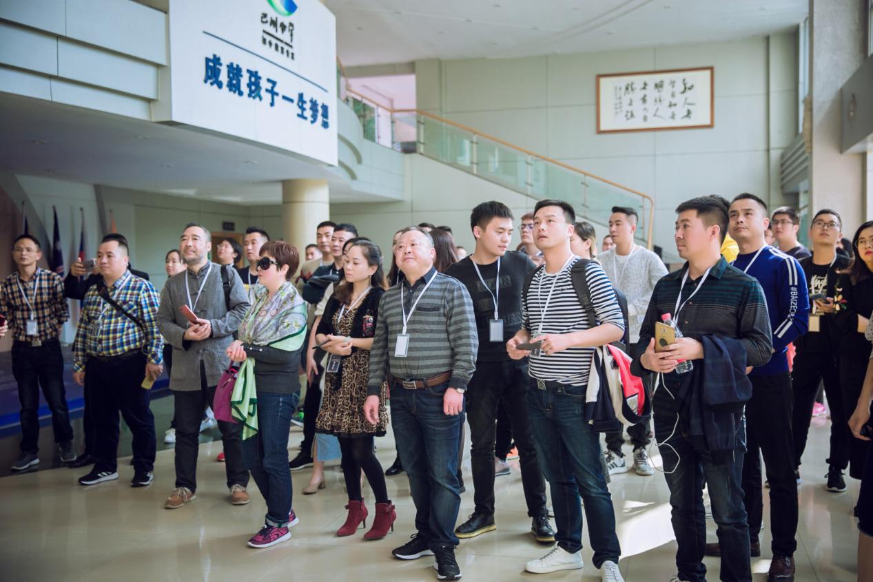 宸村窛鏂伴弗楣忓鏍￠潬璋卞悧,鏂伴弗楣忔暀鑲插反宸濈郴