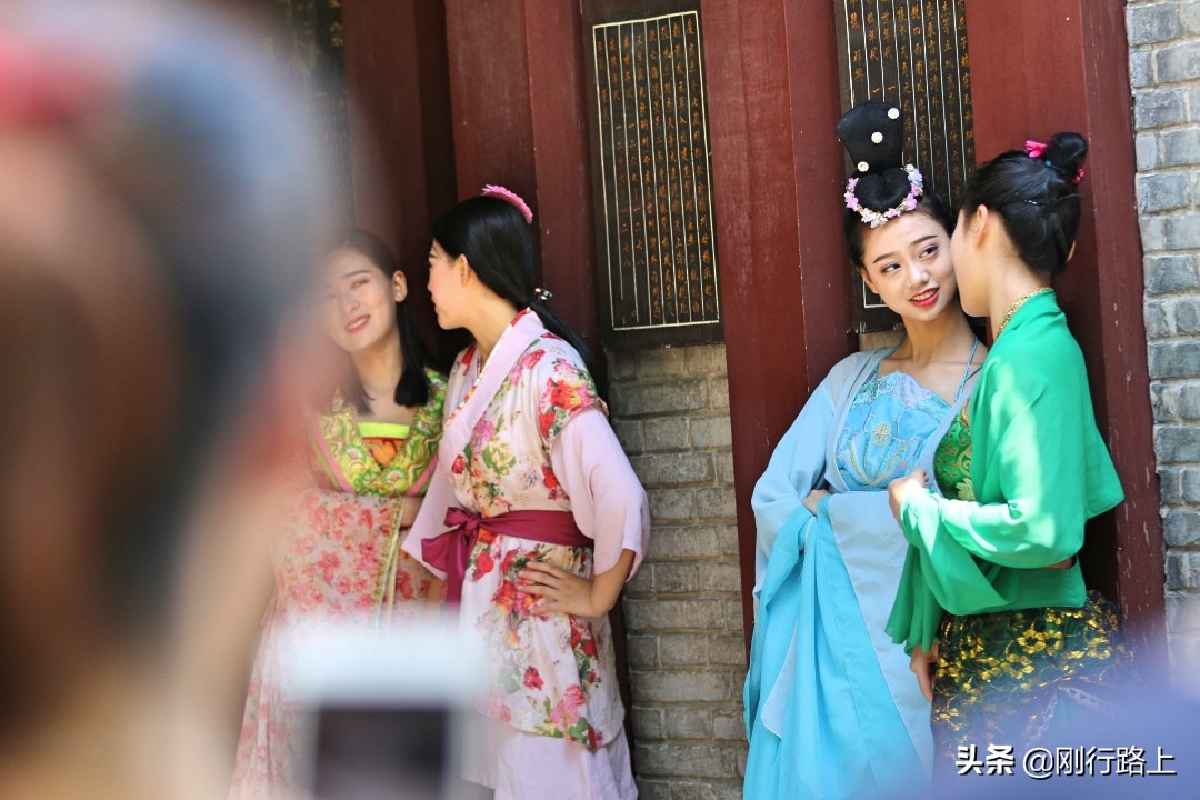 年轻人没钱为什么还在大城市生活,当代的年轻人为什么没钱