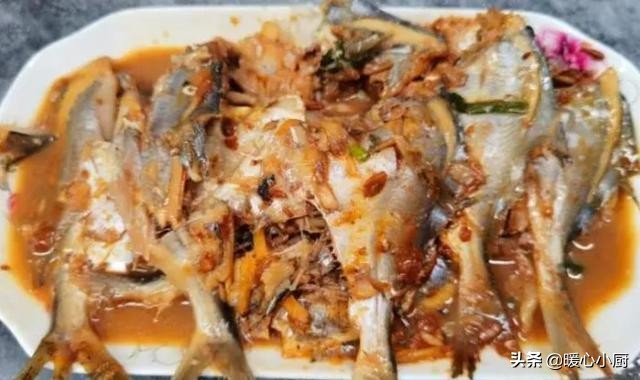 50岁大妈在街上买10元3斤野鱼,老人家路边卖鱼一斤35元