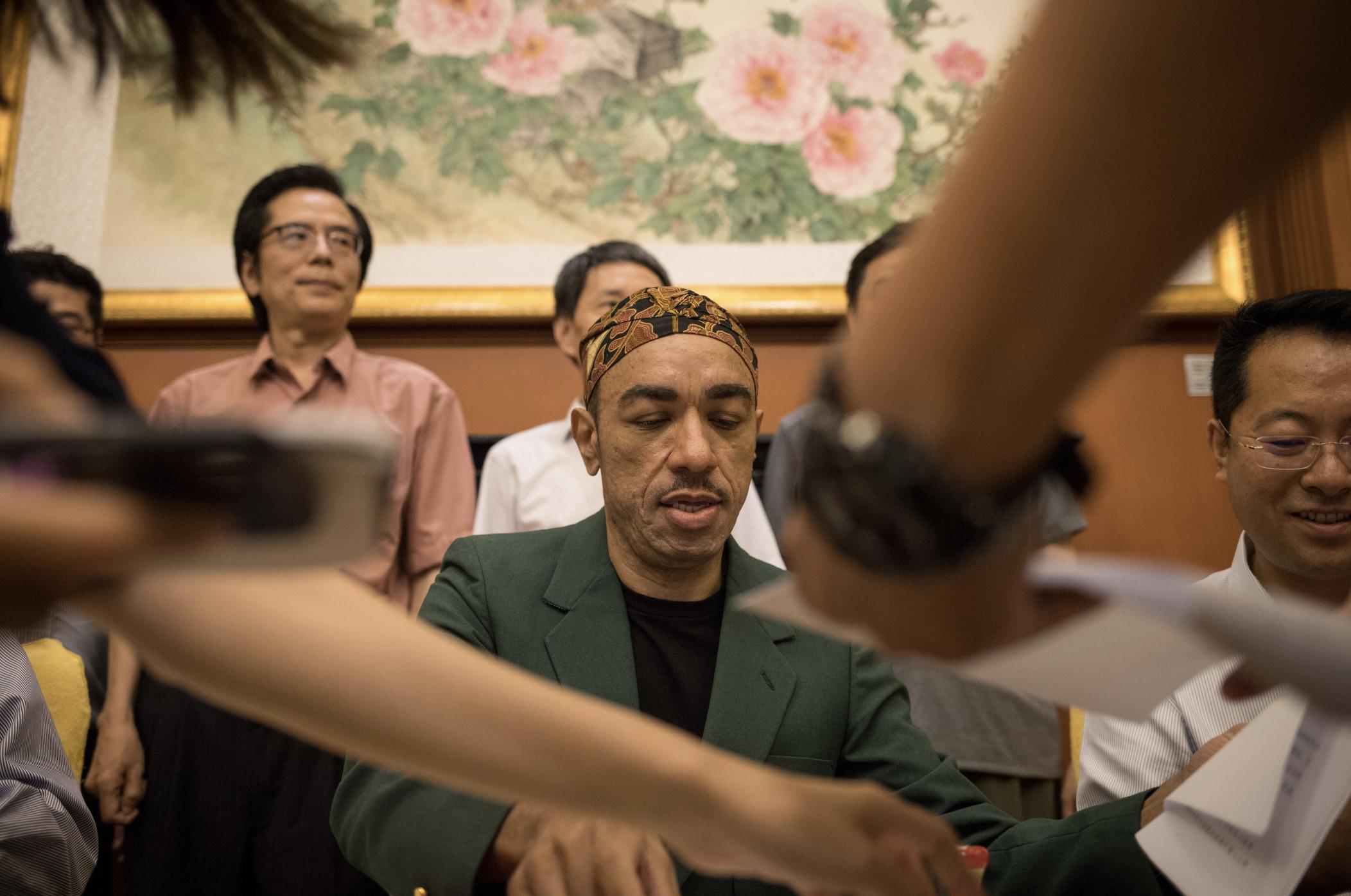 奥巴马的弟弟马克·奥巴马在中国:娶河南媳妇,学书法、唐诗,心怀美国,讨厌特朗普,舍不得离开中国