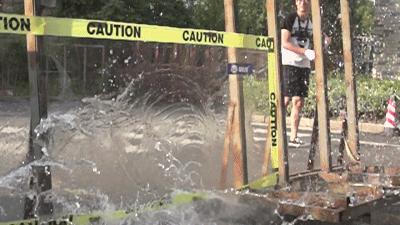 浴室的玻璃门突然爆了,洗澡玻璃门爆裂原因