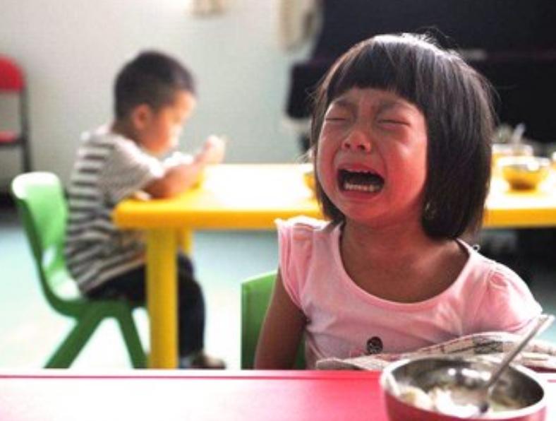 孩子异物卡喉妈妈及时救治,孩子卡喉妈妈机智施救朋友圈