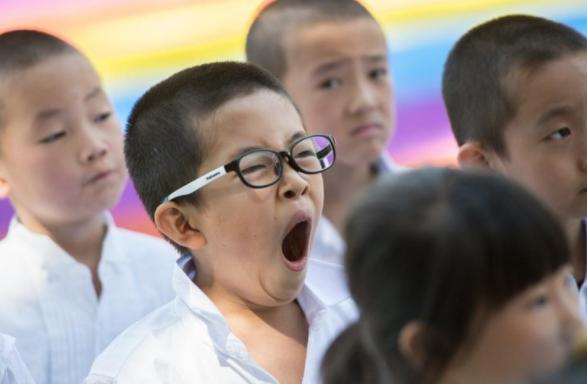 教室设置午休床,深圳一小学班级内设置午休床