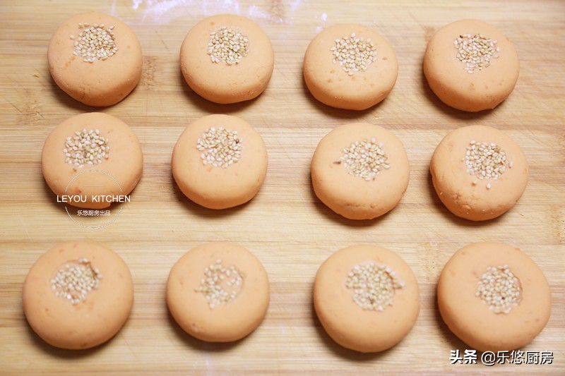 红薯饼怎样做才酥脆好吃,做红薯饼需要加什么配料