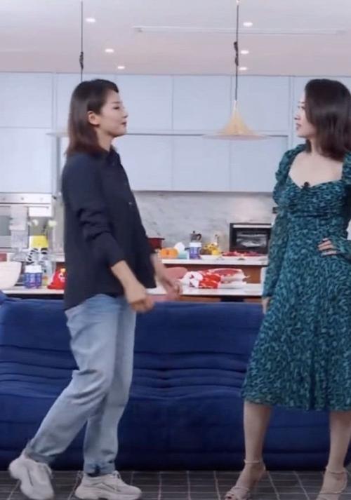 刘涛穿长靴惊艳写真照,刘涛穿长裙还挺显身材