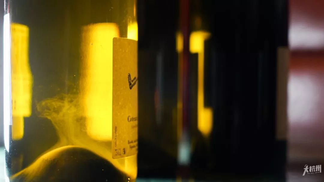 自从走进杭州这家酒吧，我就彻底入了新生代网红“自然酒”的坑