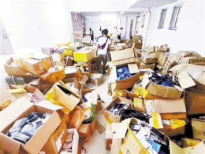 “高档货”来自垃圾站、“名表”沾水发臭......广州捣毁多个制售假冒品牌商品窝点