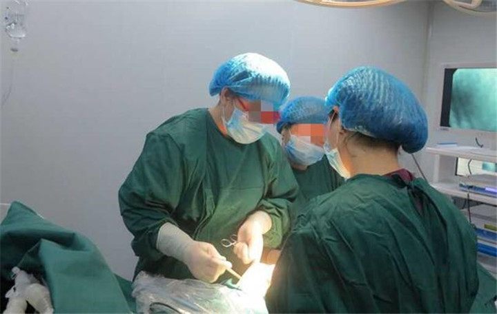 荒唐!俩女孩为了能缩短经期减少痛苦,竟用吸尘器吸“大姨妈”