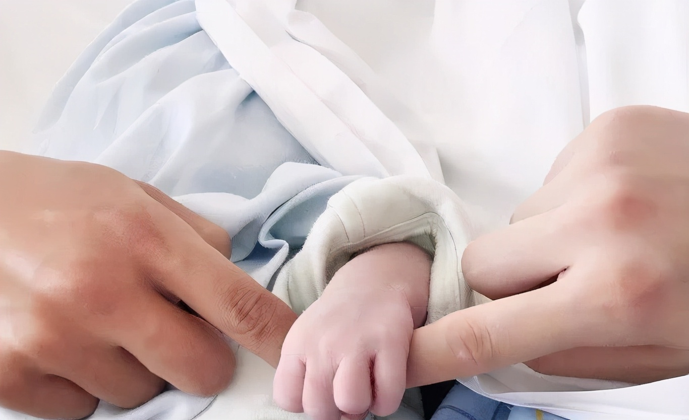 带新生儿外出需要带物品,新生儿刚回家洗澡需要注意哪些事