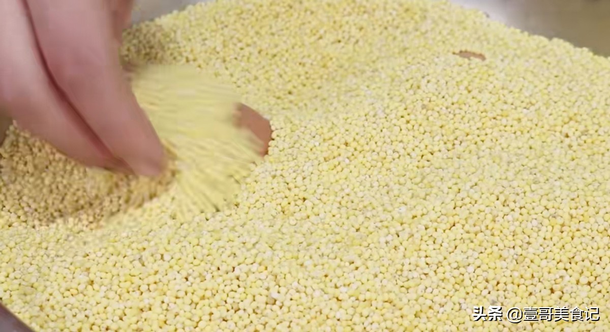 今天才知道，把剪刀插进小米里，原来作用这么大，经济简单又实用