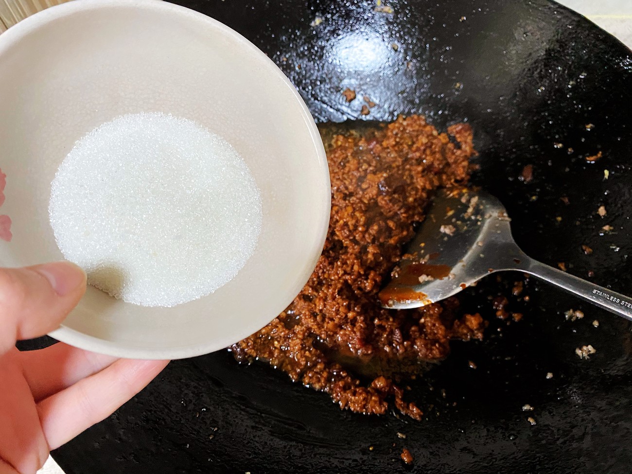 正宗酱肉包怎样做好吃,咸甜酱肉包做法步骤