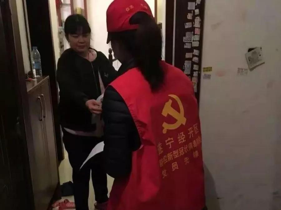 巾帼志愿者撑起抗疫防疫半边天,抗疫志愿者为出征勇士护小家
