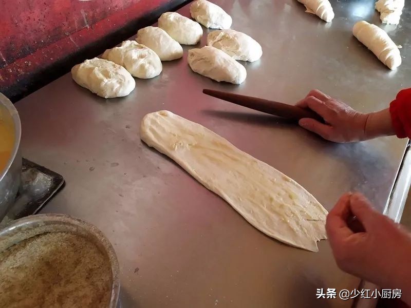 打烧饼的配方烤饼,做烧饼手法和配方