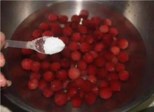 盐水泡樱桃出虫子还能吃吗,樱桃为什么泡盐水后都会有白虫子