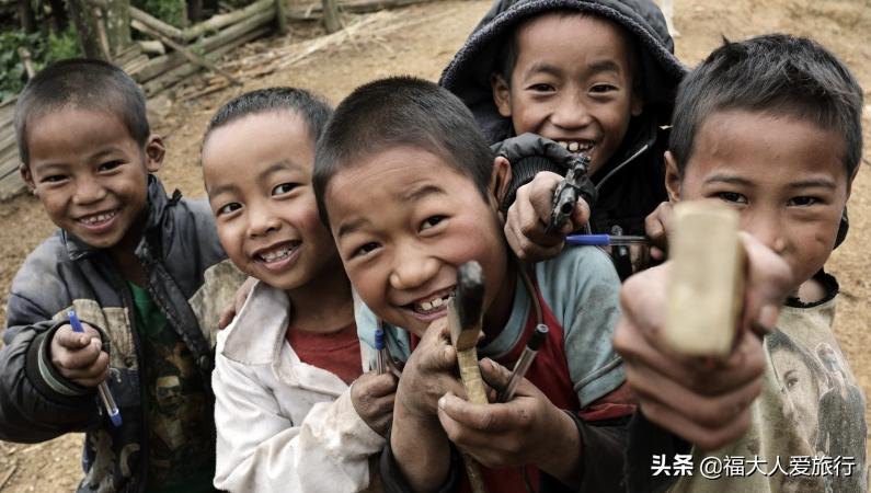 与中国人同源的跨境民族阿卡人:生活艰辛热情好客,劝酒功夫没丢