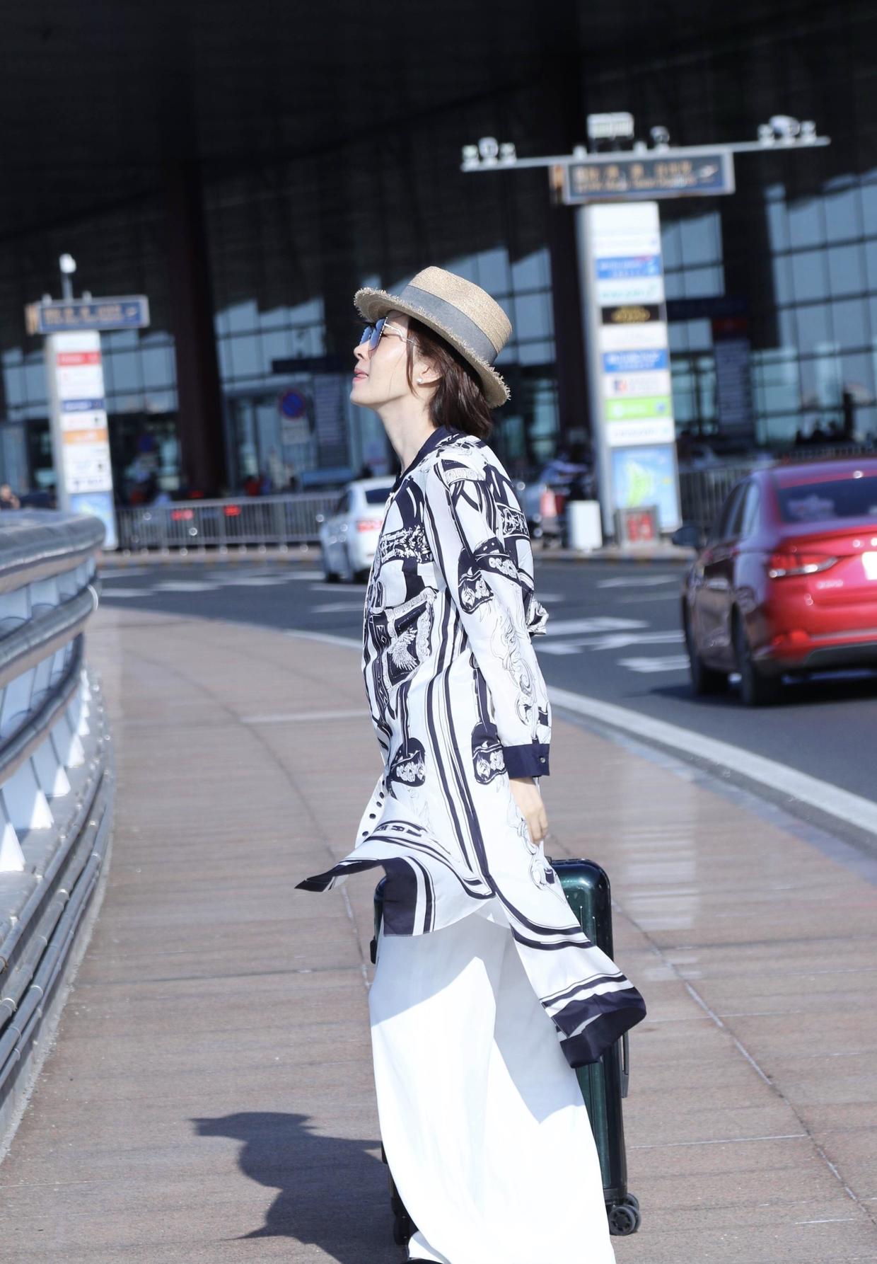 刘敏涛紫色连体运动服显嫩,刘敏涛穿衣搭配小皮衣