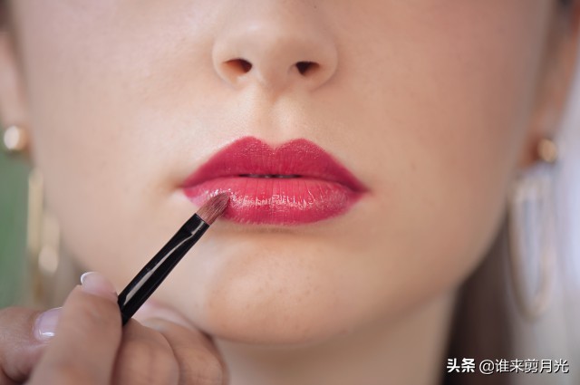 涂口红唇干怎样急救,涂完口红嘴唇老干怎么补救