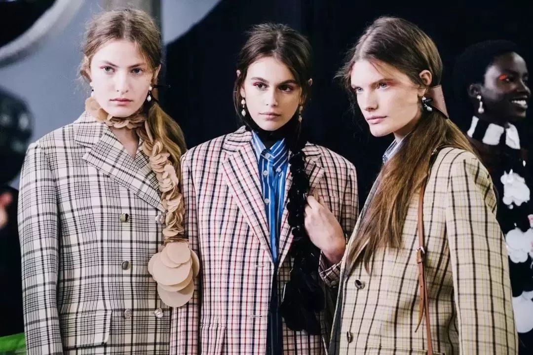 prada2019秋冬女装配色要点,prada2020早春度假系列