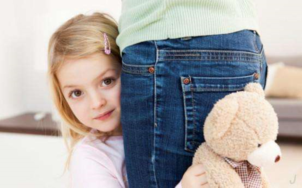 宝宝怕生是大人的问题吗,六个月孩子怕生胆小解决办法