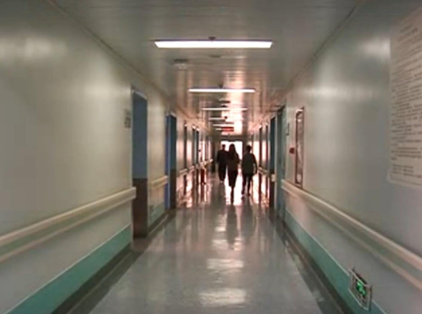 2厘米长蟑螂深夜钻进小伙耳朵医生取出后竟然还活着