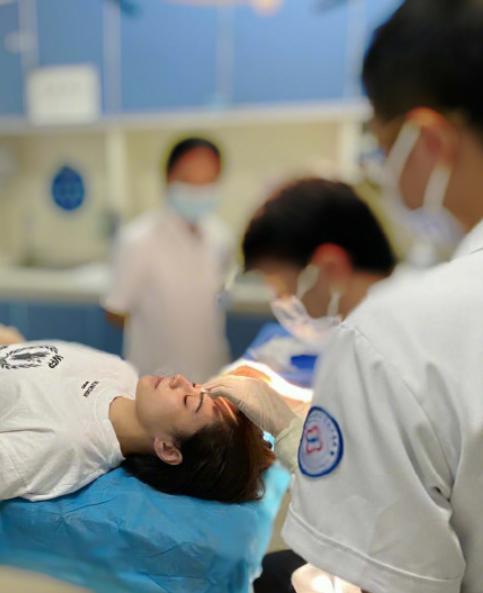 医美专家爆阿娇6㎝伤口肯定留疤痕，激光也难以恢复平滑肌肤