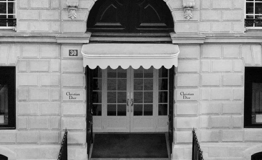 美邦服饰转让股权套现近2亿还债；Valentino去年净亏逾1.2亿欧元