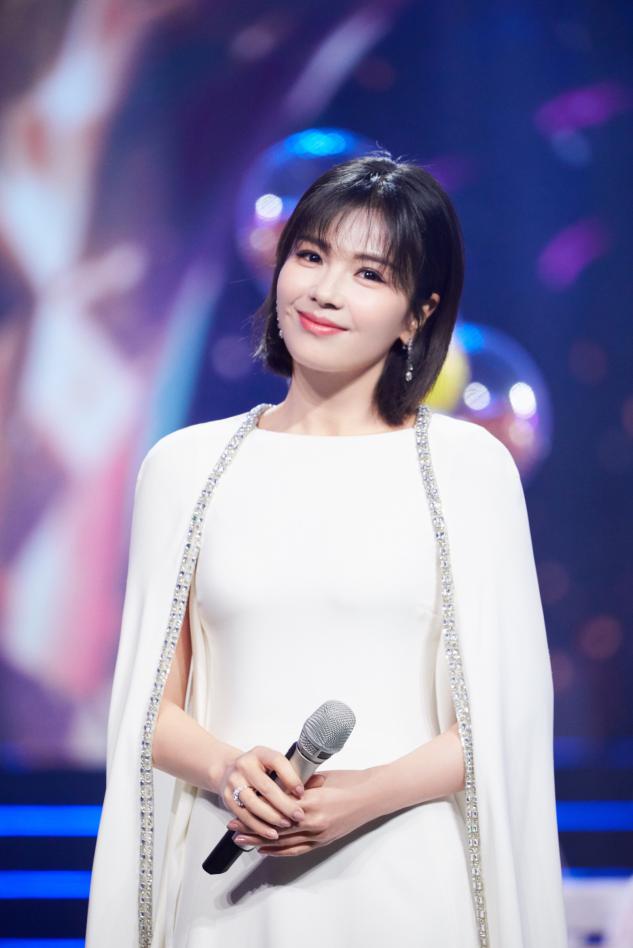 女人美不美看“皮相”，这几个部位很美的女人，上了年纪也很年轻