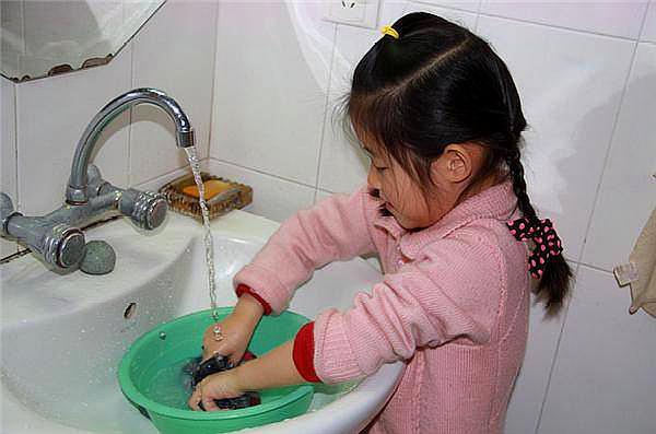 5岁女孩不会吐骨刺送医院，到底是谁的责任？别让孩子成为巨婴