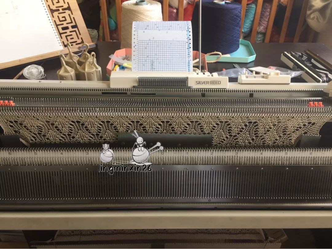 依云v领轻柔薄透毛衣的编织图解,适合横织女士毛衣的镂空花样