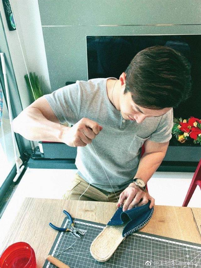 “大嘴猴夫妇”都是宝藏!海兰察亲手制作皮拖鞋,肱二头肌很打眼