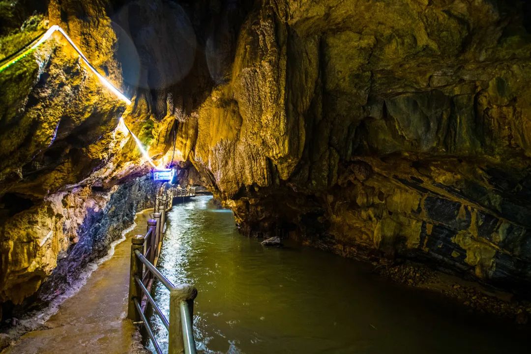 躲进这道地球上“美丽的伤痕”里，感受盛夏直降10℃的清凉