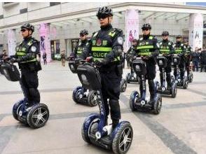 回收旧摩托车自己用,用废品制作一个摩托