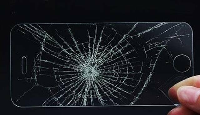 陶瓷钢化膜和钢化膜哪个防摔,钢化膜防摔到底是不是智商税