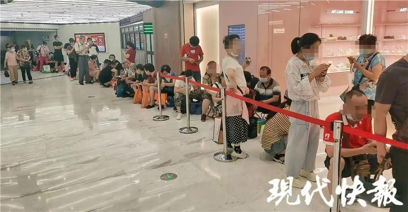 网红奶茶店每天雇100人排队,南京网红代购