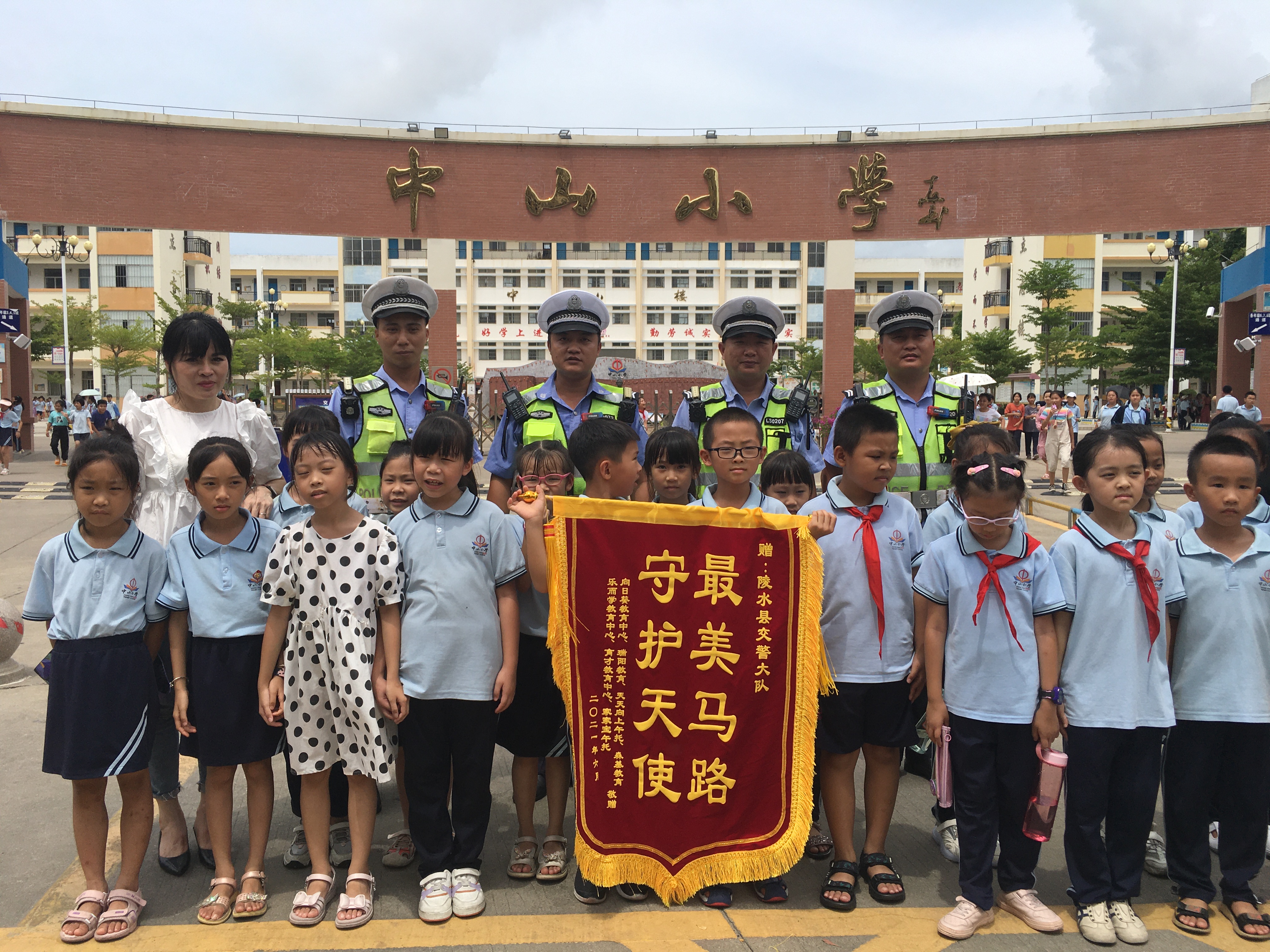 交警抗疫期间送锦旗,陵水交警护航高考