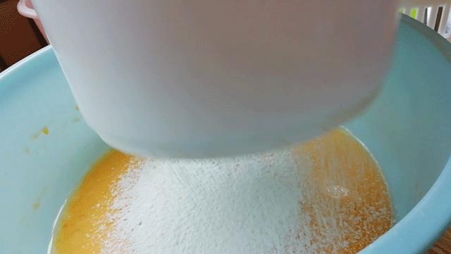 如何使用电饭锅做蛋糕不糊底,最简单的做蛋糕方法用电饭锅