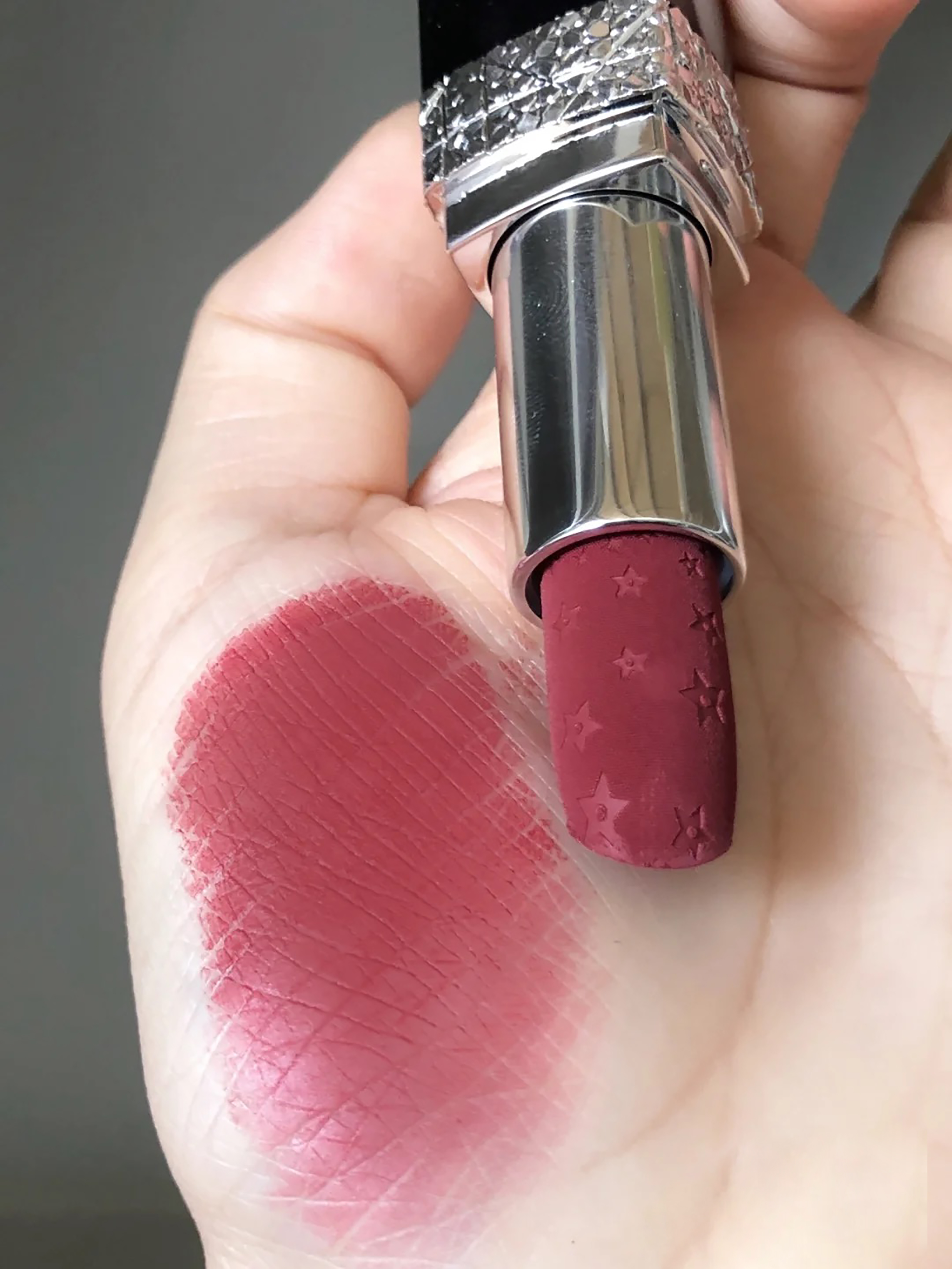 dior豆沙棕丝绒720口红试色,ysl302小黑条豆沙色和迪奥720