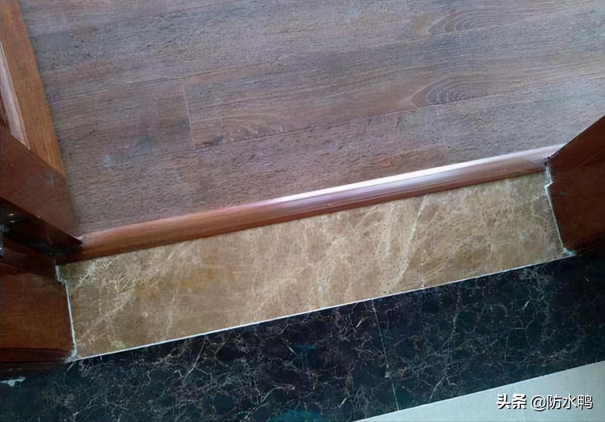 卫生间过门石渗水到楼下,卫生间的过门石渗水怎么处理