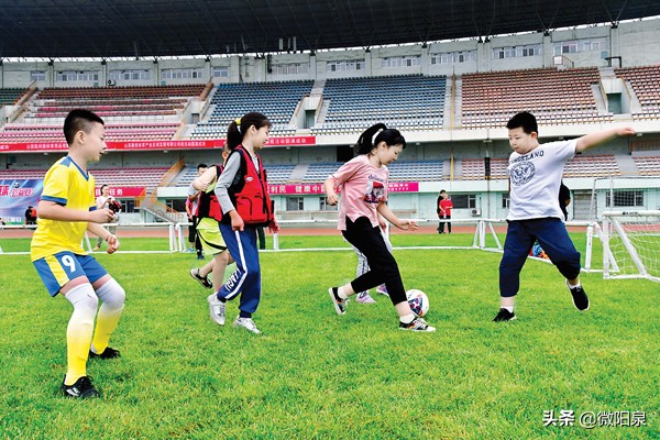 亲子互动小足球,亲子活动小小记者