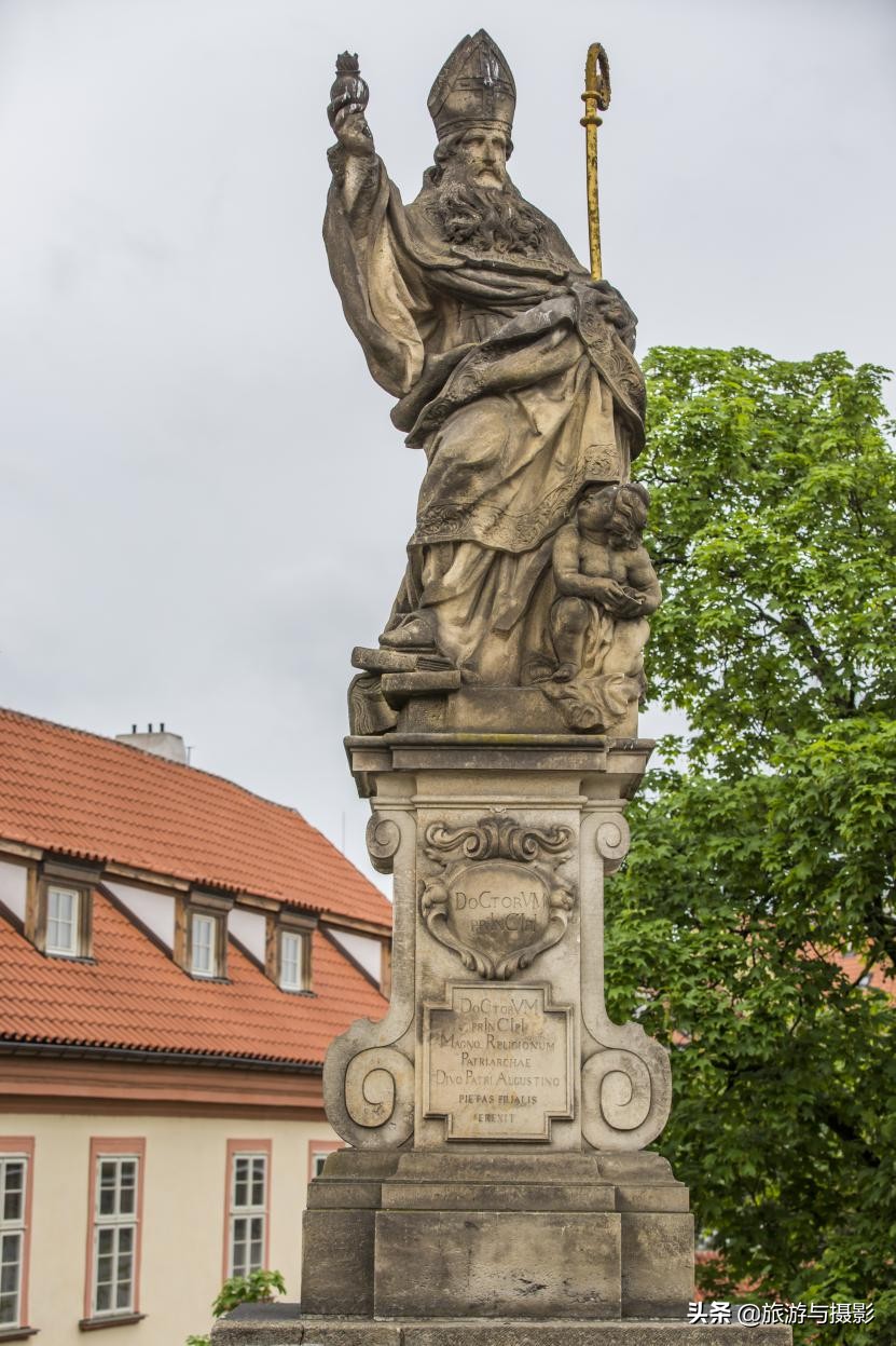 查理大桥雕塑作品介绍 (查理大桥的雕塑)