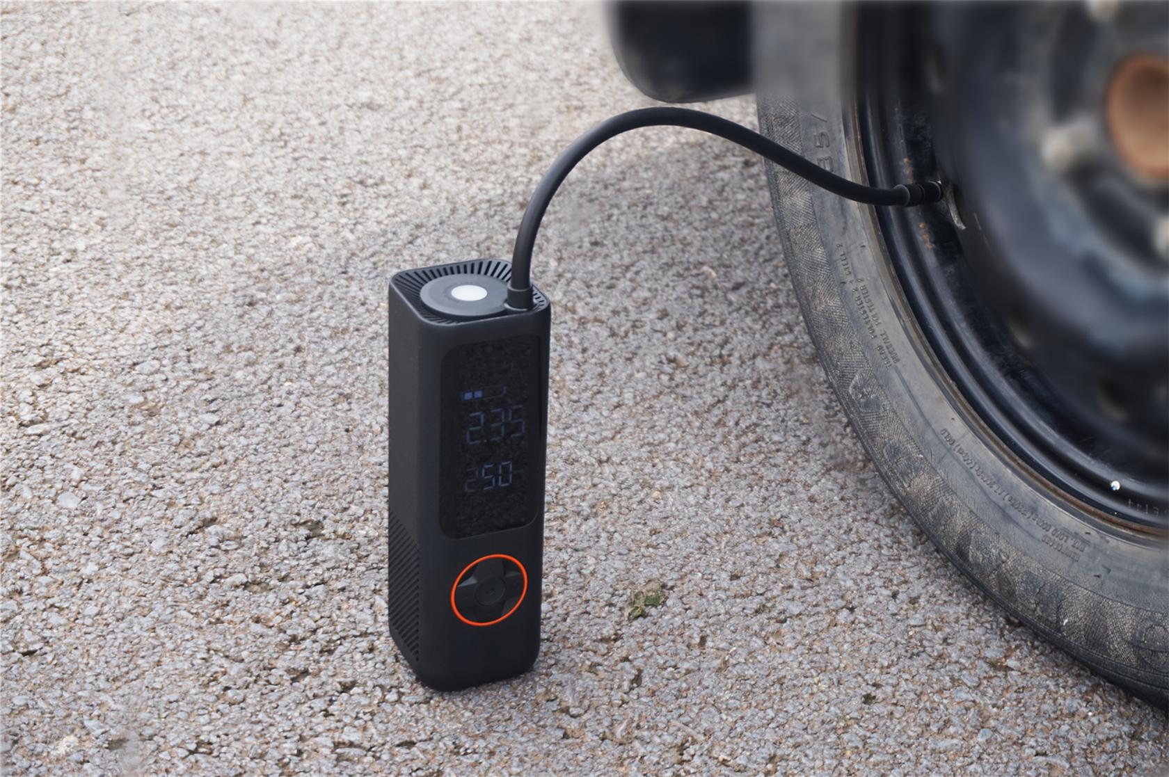 开车遇到轮胎不够气,骑车路过电动车没气帮忙打气