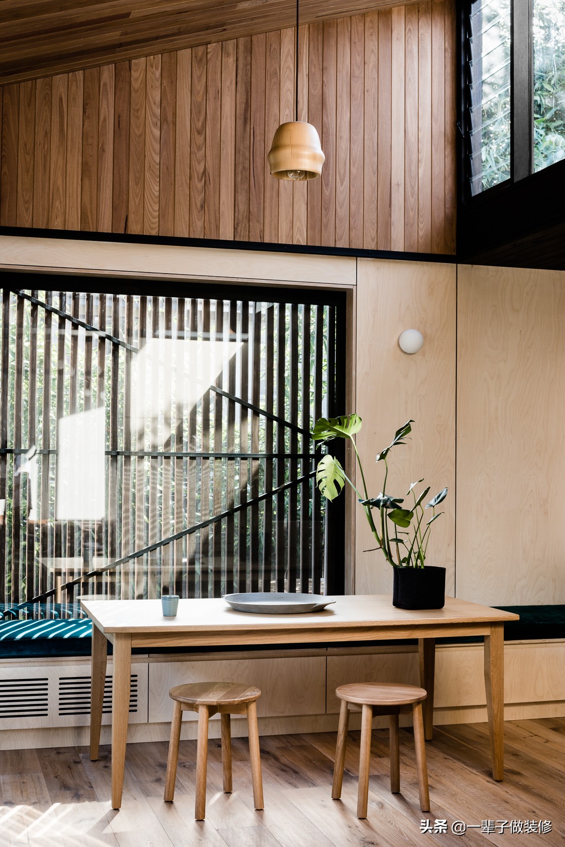 酒店三五好友小聚,三五好友酒店小聚畅谈人生