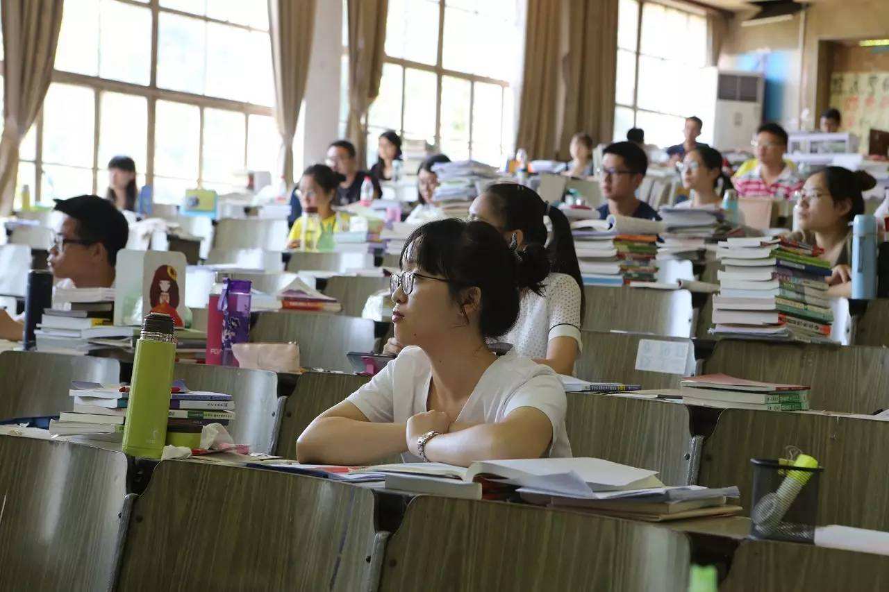 在重点班做鸡头好还是普通班好,重点班当鸡头好还是凤尾好