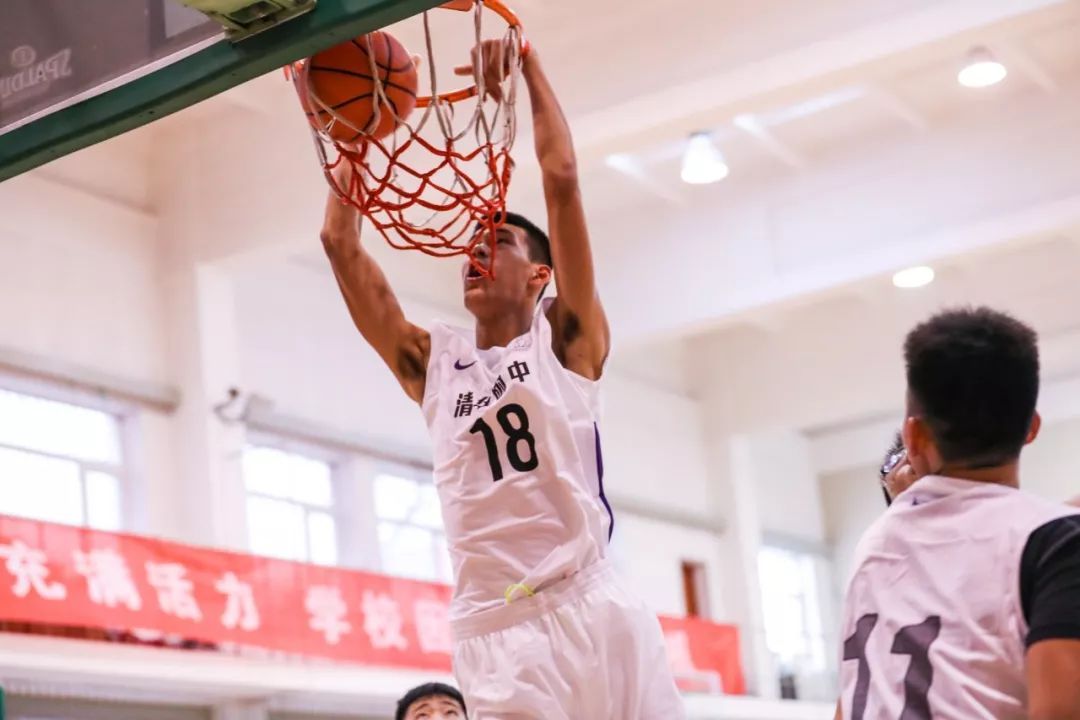 新·十六强齐亮相高中赛场惊现*力暴**隔扣丨18-19耐克高中联赛