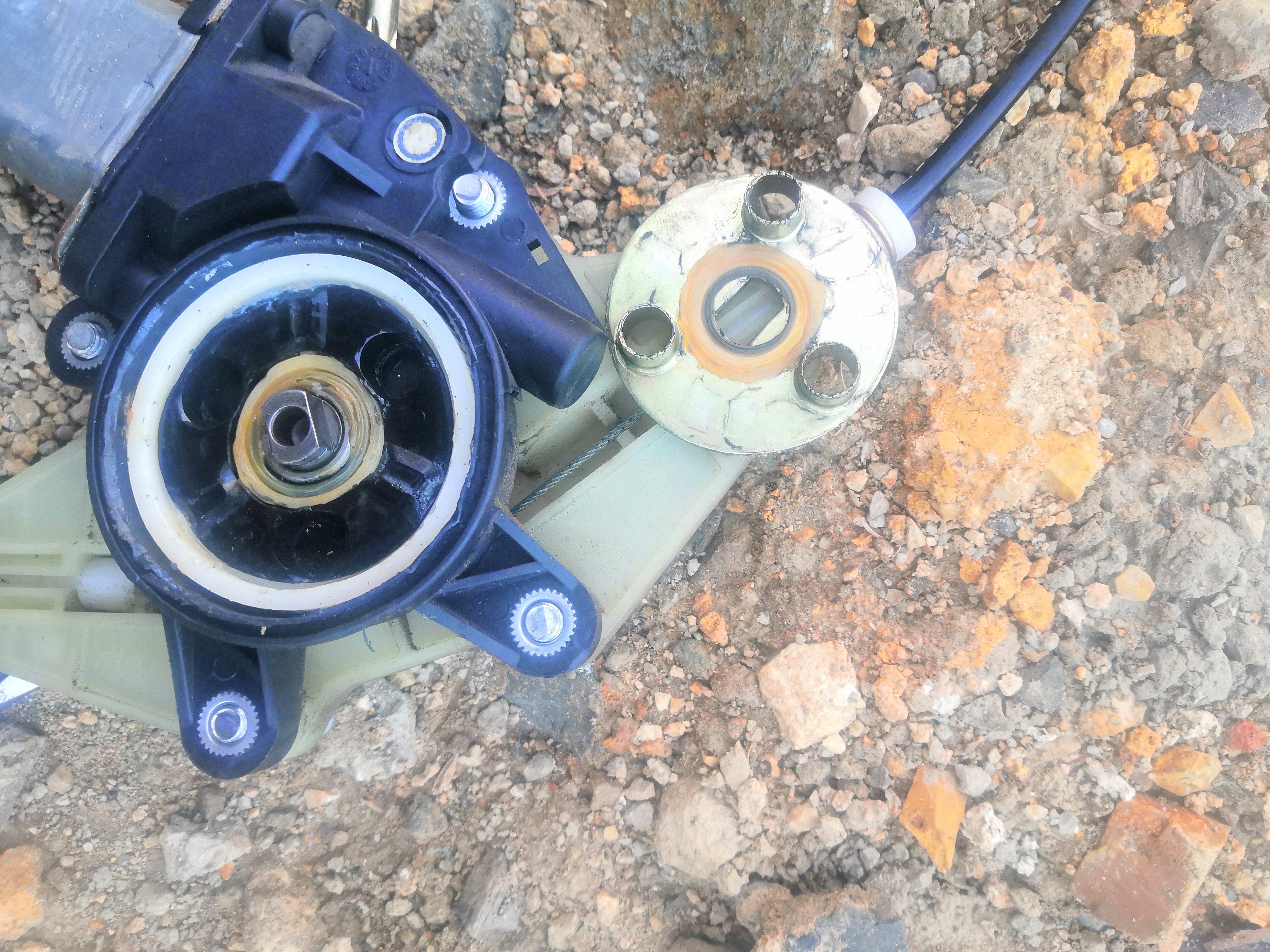 车窗下降有异响升窗没问题,车窗升到顶部吱吱响