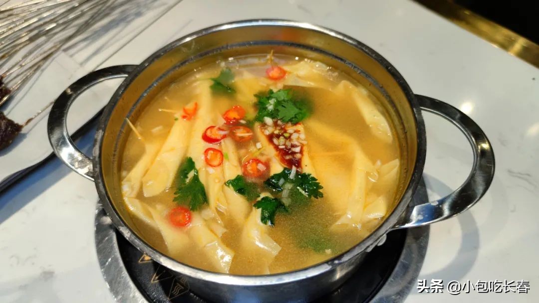 “尚羴羊”你们谁认识第二个字？据说他家双眼皮女生进店就送娃娃