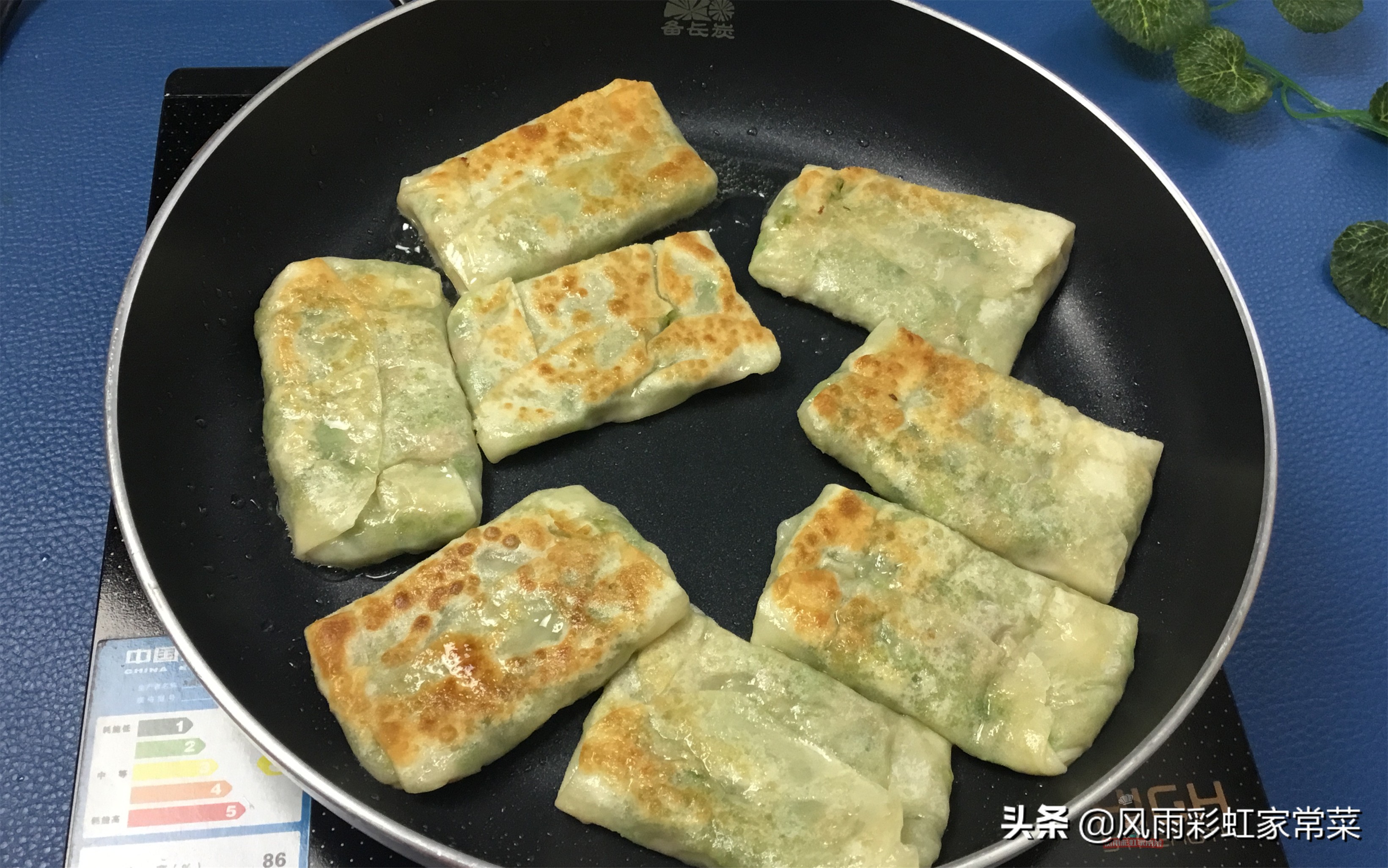芹菜鸡蛋馅饼怎么做饼软,芹菜猪肉馅饼的家常做法简单