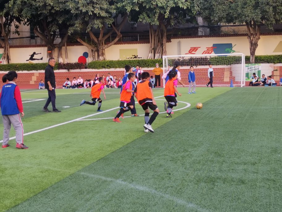 让我们去踢足球吧,我们正在踢足球